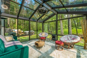 Smart-TV, Kamin, Videospiele, Tischfußball