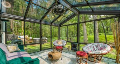 Williams Bay beach cottage with hot tub on 2-acres