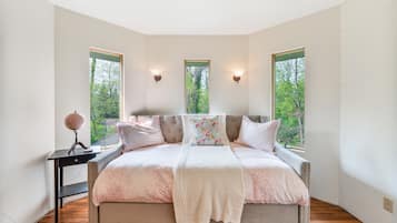 4 bedrooms, iron/ironing board, free WiFi, bed sheets