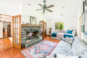 Smart TV, chimenea, videojuegos y futbolito