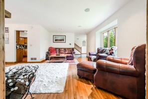 Smart-TV, Kamin, Videospiele, Tischfußball