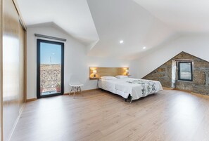 9 bedrooms, desk, travel cot, free WiFi