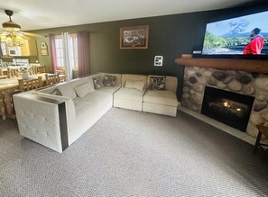 Smart-TV, Kamin, Videospiele, Bücher