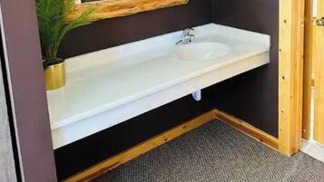 Badekar, hårtørrer, håndklæder, Toiletpapir