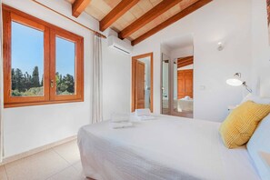 6 bedrooms, iron/ironing board, travel cot, free WiFi