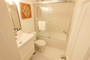 Badekar, hårtørrer, håndklæder