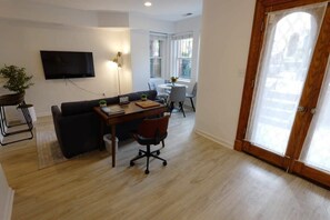 TV, offices - Grand Dame of Shaw - Walkable, Sleeps 6 + Parking (Washington)