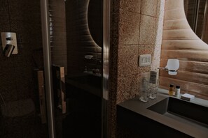 Habitació doble urbana, vistes a la ciutat | Bany | Dutxa, capçal de dutxa tipus cascada i articles de tocador gratuïts 