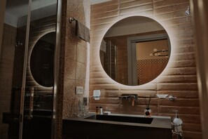 City Double Room, City View | Bathroom | Shower, rainfall showerhead, free toiletries, hair dryer - Occhi Di Napoli  (Naples)