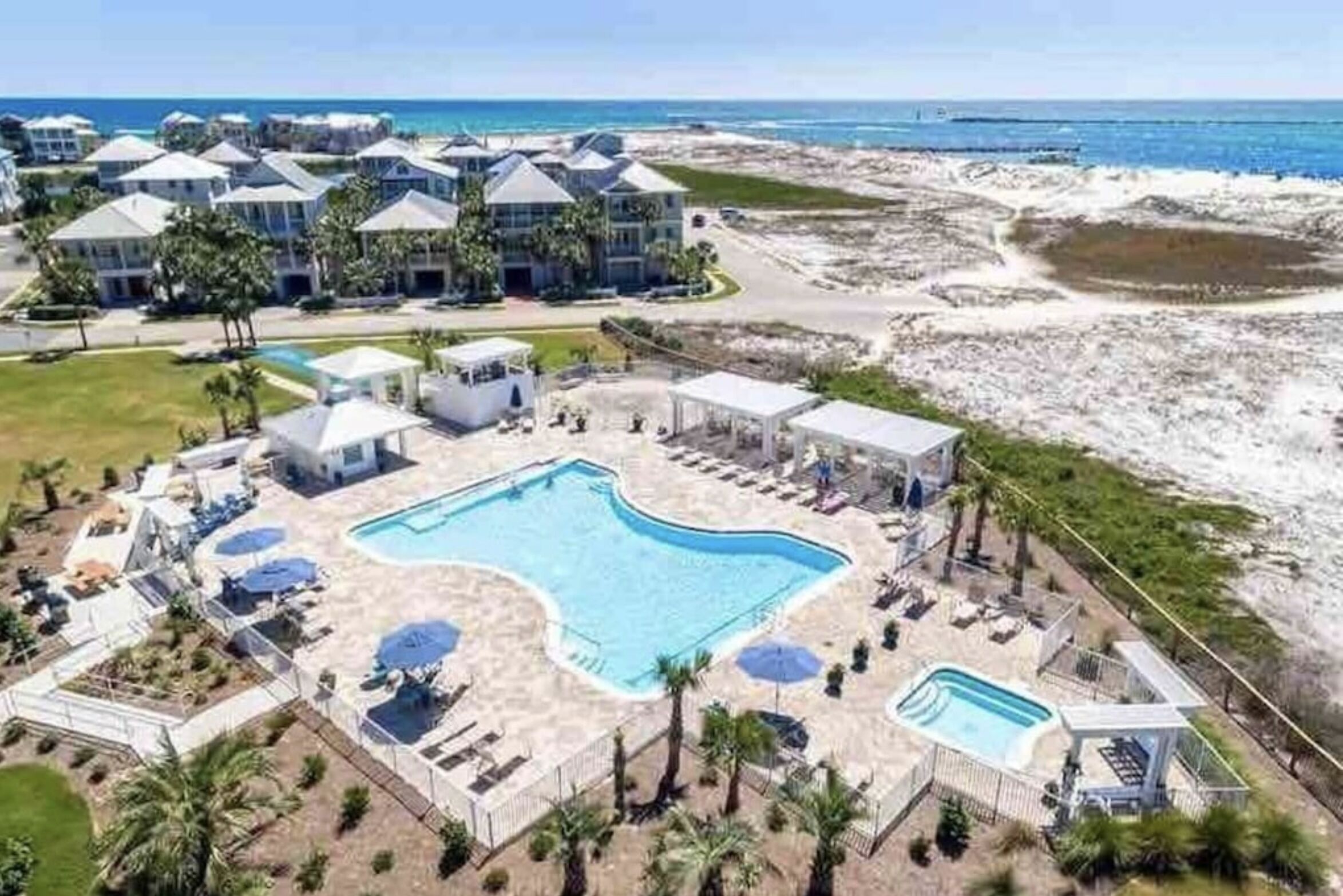 Utendørsbasseng og et oppvarmet basseng