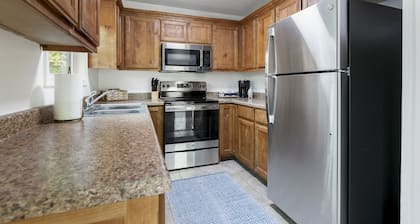 LAKEVIEW- Newly updated, minutes to marina