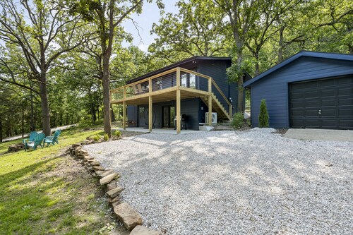 LAKEVIEW- Newly updated, minutes to marina