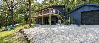 LAKEVIEW- Newly updated, minutes to marina