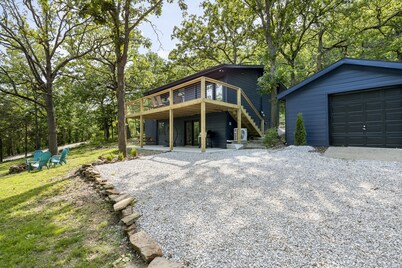 LAKEVIEW- Newly updated, minutes to marina