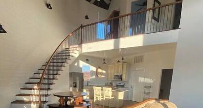 Luxury Silo, King bed Wi-Fi, Grill, Fire pit. Sunsets in the country