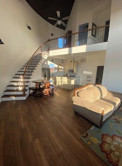 Luxury Silo, King bed Wi-Fi, Grill, Fire pit. Sunsets in the country 
