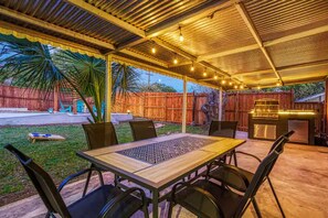 Outdoor dining - Heated Pool & Games! Family Friendly Location! (San Antonio)