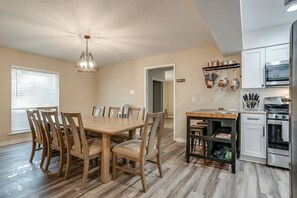 Dining - Heated Pool & Games! Family Friendly Location! (San Antonio)