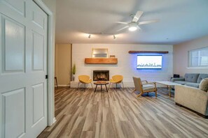 TV, table football, computer monitors - Heated Pool & Games! Family Friendly Location! (San Antonio)