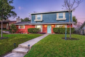 Exterior - Heated Pool & Games! Family Friendly Location! (San Antonio)