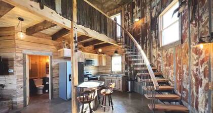 Rustic Silo Home, Huge Shower, Kitchen, Grill, Fire pit and Sunsets.