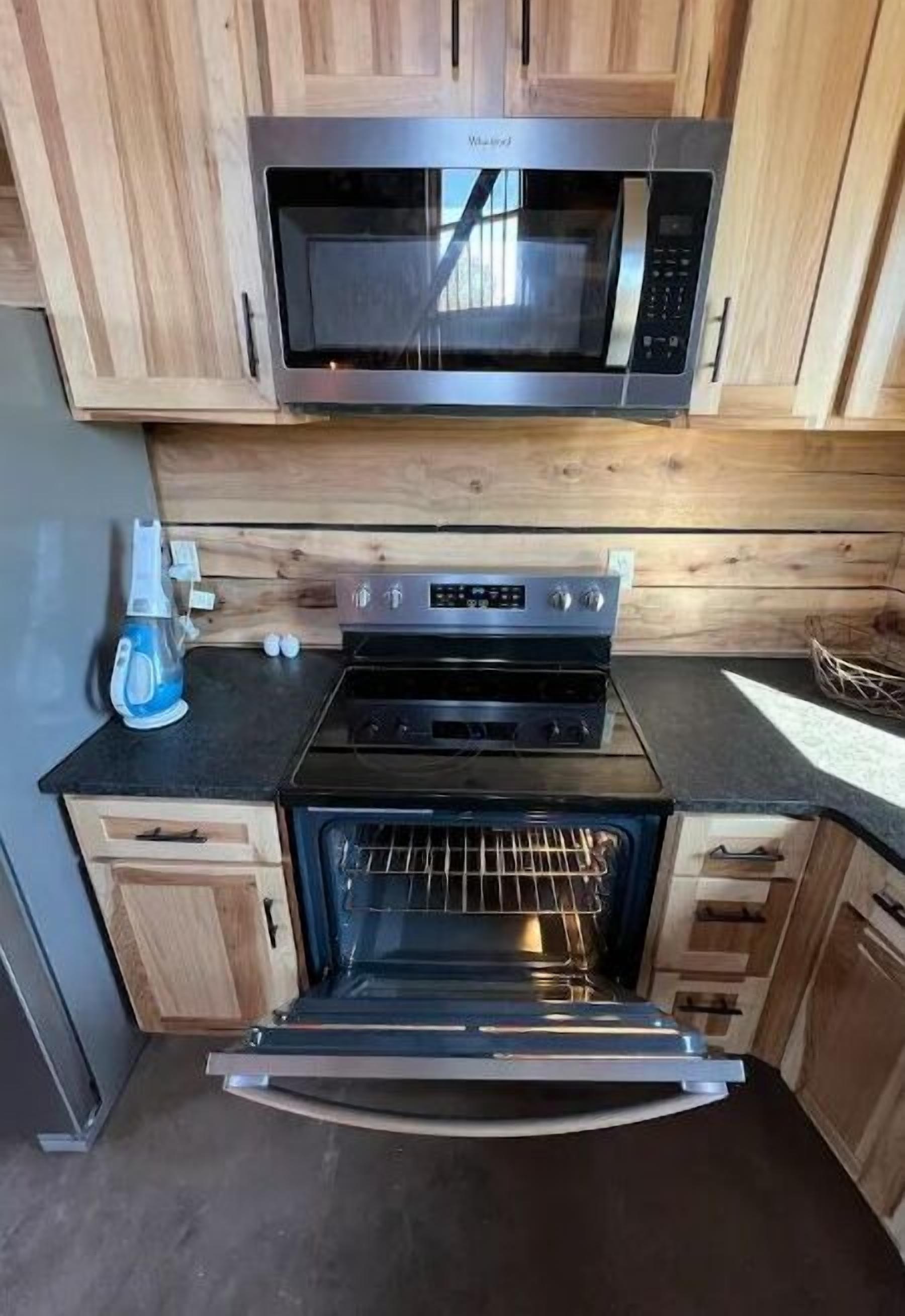 Jääkaappi, mikroaaltouuni, uuni, liesi