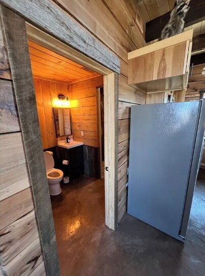 Rustic Silo Home, Huge Shower, Kitchen, Grill, Fire pit and Sunsets.