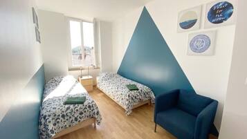 3 chambres, bureau, fer et planche Ă  repasser, lit parapluie