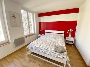 3 bedrooms, desk, iron/ironing board, travel cot