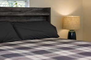 3 habitaciones, escritorio, tabla de planchar con plancha y wifi gratis 