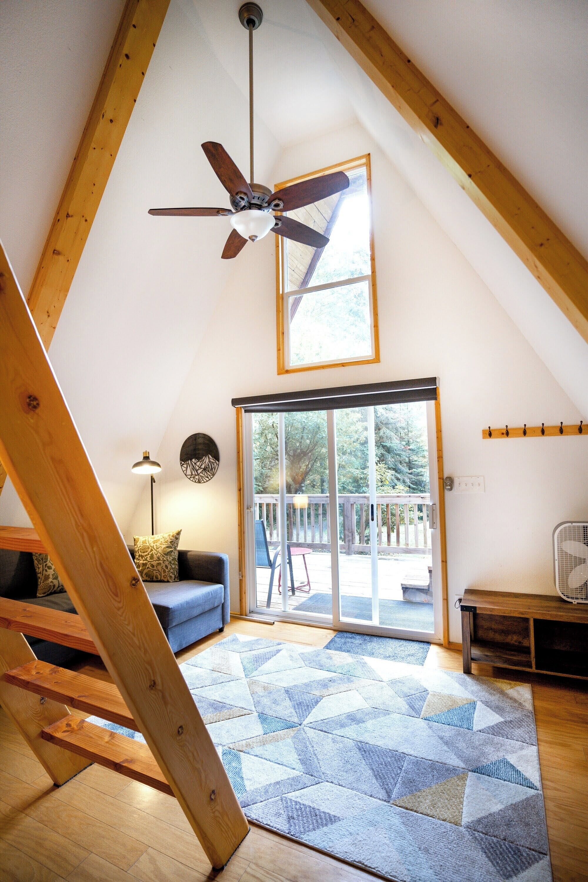 Smart TV, fireplace, stereo