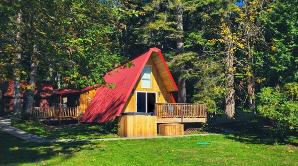 A cabin with a red roof, a deck, and a door leading to a porch. - A-Frame Cabin - 5 Mins to NP - Tilted Timbers (Ashford)