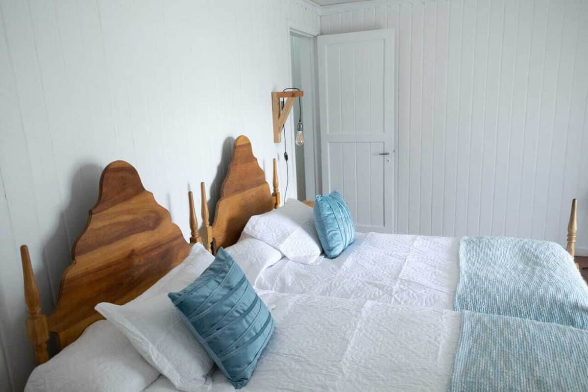 Design kamer, 1 twee- of 2 eenpersoonsbedden | Luxe beddengoed, bedden met traagschuimmatras, individueel gedecoreerd