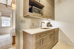 Refrigerador, microondas, cafetera y tetera y tostadora 