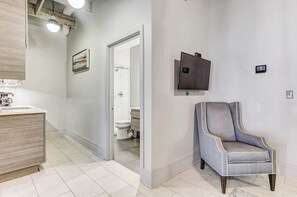 Suihku, hiustenkuivaaja, pyyhkeet