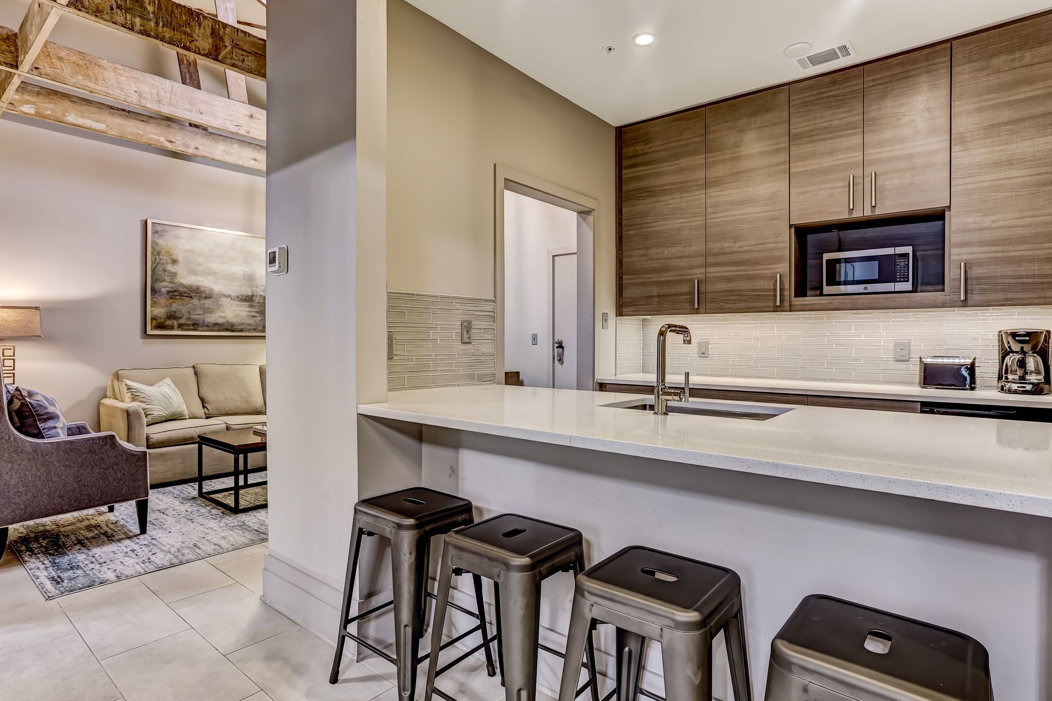 ثلاجة، ميكروويف، ماكينة لصنع القهوة/الشاي، محمصة خبز