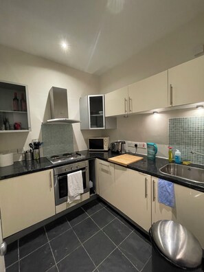 Fogão, cooktop, torradeira, talheres/pratos/utensílios de cozinha