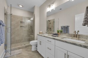Bañera con ducha, secador de pelo, toallas, jabón