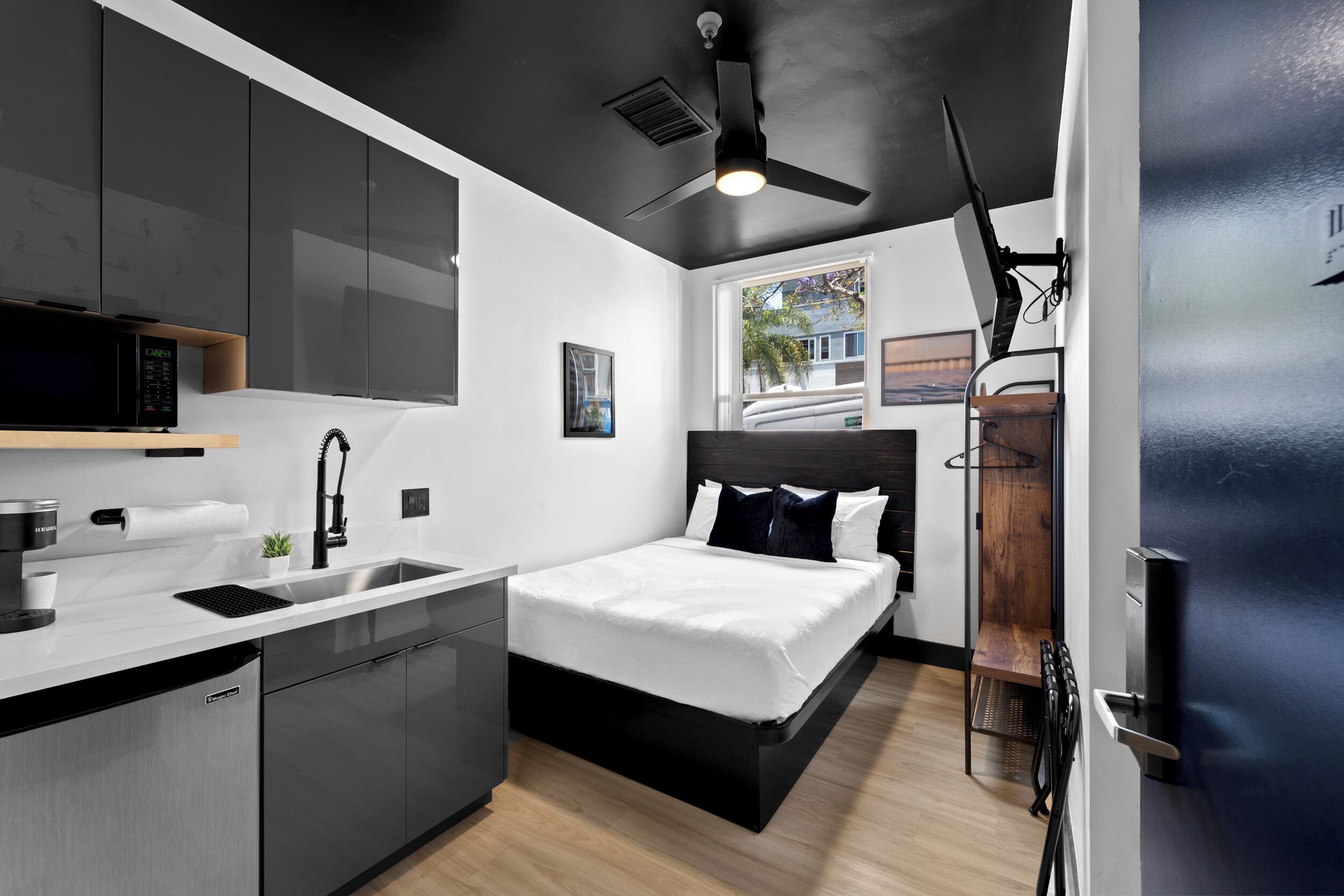 Una camera da letto moderna con un letto, comodino e finestra vista.