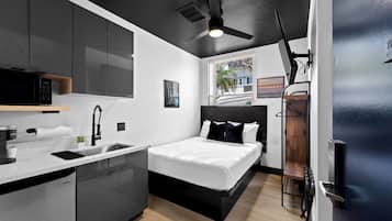 Una camera da letto moderna con un letto, comodino e finestra vista.