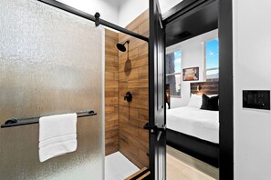 Deluxe Double Room | Bathroom | Hair dryer, towels