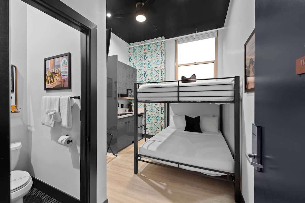 华丽开间套房 | 免费 WiFi、床单