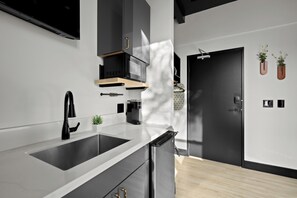 Elite studio suite | Privékitchenette | Een koelkast, een koffiezetapparaat/waterkoker, keukenpapier