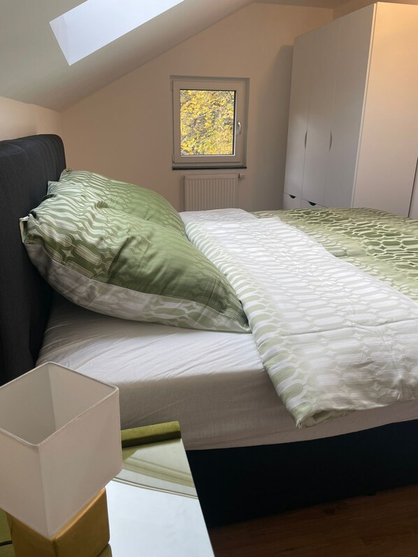3 bedrooms, soundproofing, WiFi, bed sheets