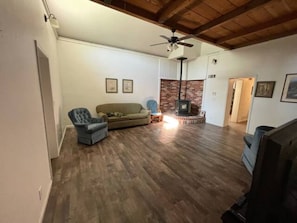 Smart TV, fireplace, DVD player, books - Grandma's Cabin in a Quiet and Secluded Location (Blue Springs)