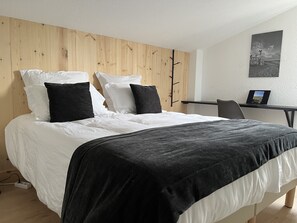 4 habitaciones, escritorio y tabla de planchar con plancha 