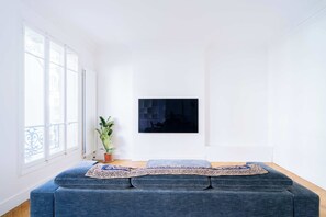 TV - Charming 1-Bedroom by Champ de Mars (Paris)