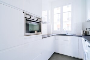 Cookware/dishes/utensils - Charming 1-Bedroom by Champ de Mars (Paris)