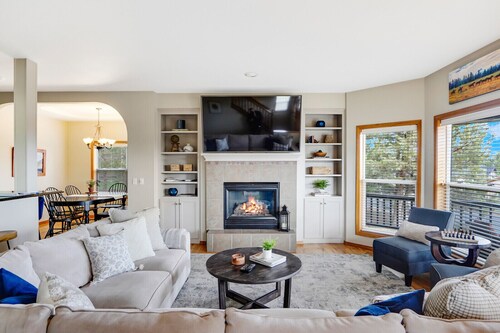 TheNest @Eagle Crest! Your gateway stop to R&R: Private Hot tub, deck & patios