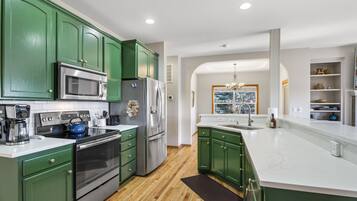 Geladeira, micro-ondas, fogão, cooktop